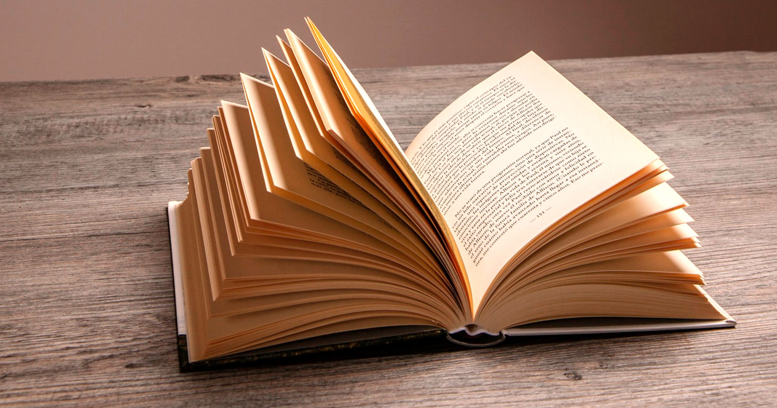 Finger Lickin Fifteen: Why cozy mystery reviews celebrate this classic